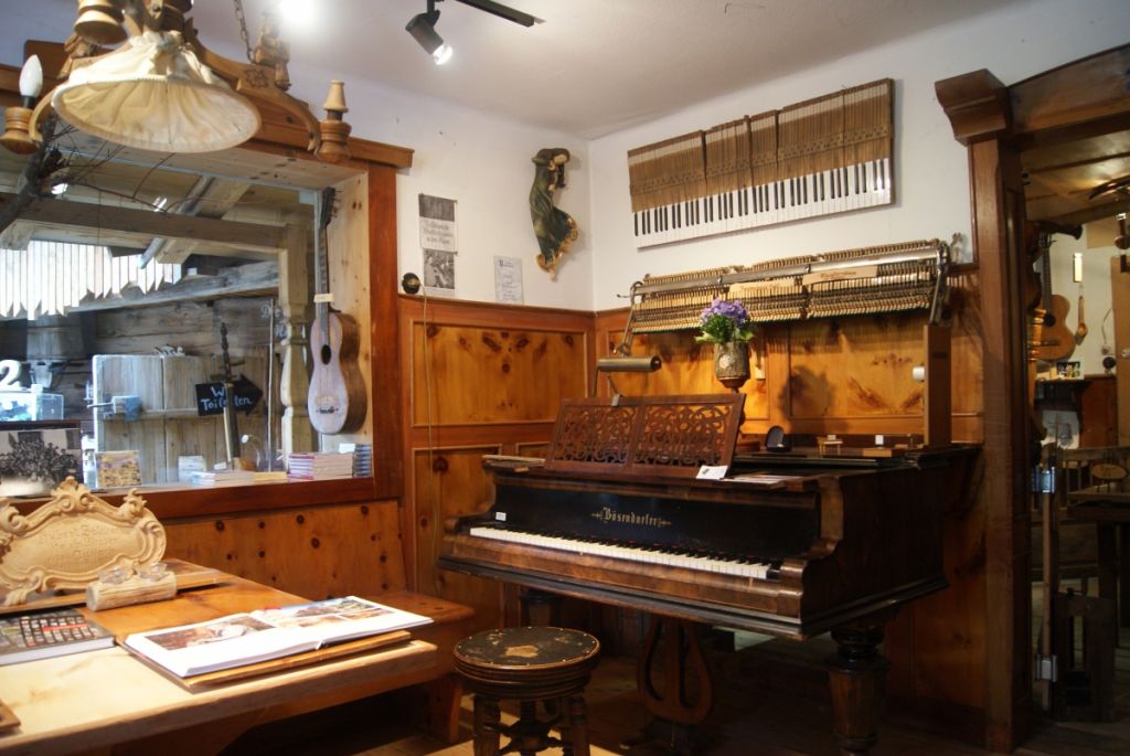 1. Tiroler Holzmuseum - Wildschönau - Das Haus ist unscheinbar von außen, aber innen gleicht es einem Labyrinth und gibt viel Anlass zum staunen. - © Holzmuseum Auffach